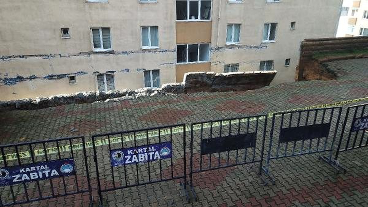 Kartal\'da çöken istinat duvarının kalan bölümüne kum desteği