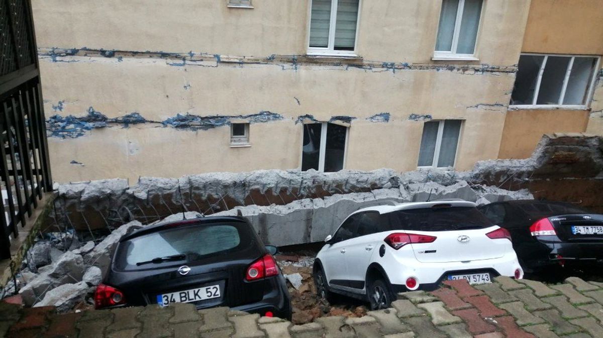 Kartal\'da site otoparkında istinat duvarı çöktü