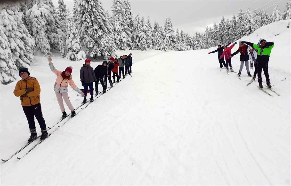 Kayak sporcuları Ilgaz Dağı\'nda karla buluşmanın sevincini yaşadı