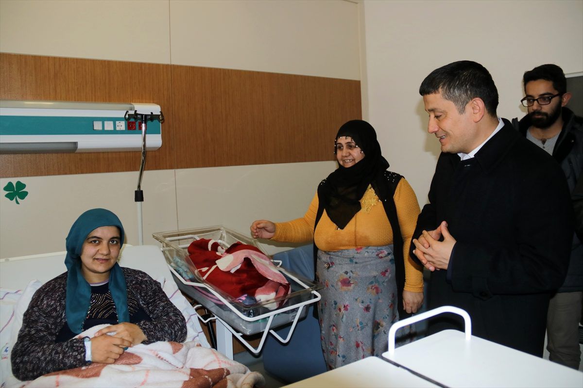 Kaymakam Mehmetbeyoğlu yeni yılın ilk bebeğine altın hediye etti