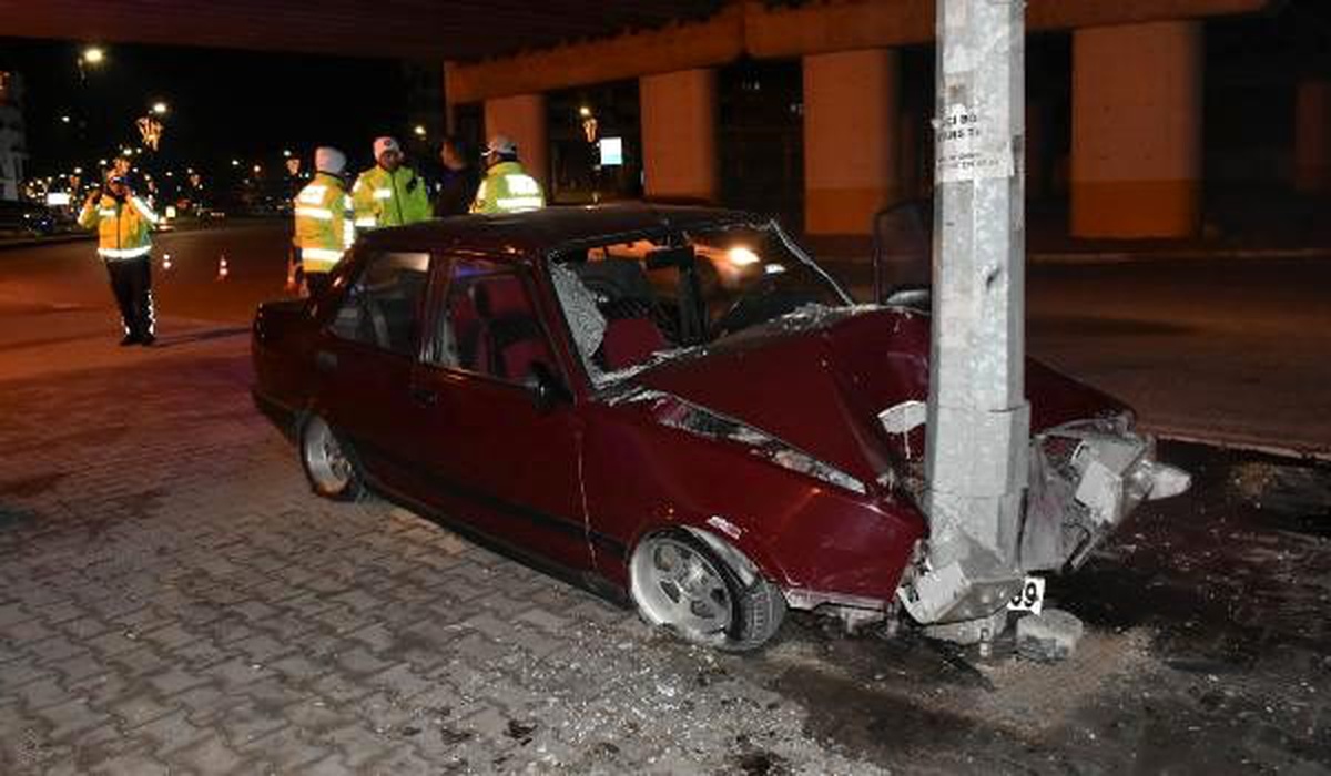 Kaza yaptıkları otomobili bırakıp, yaralı halde kaçtılar