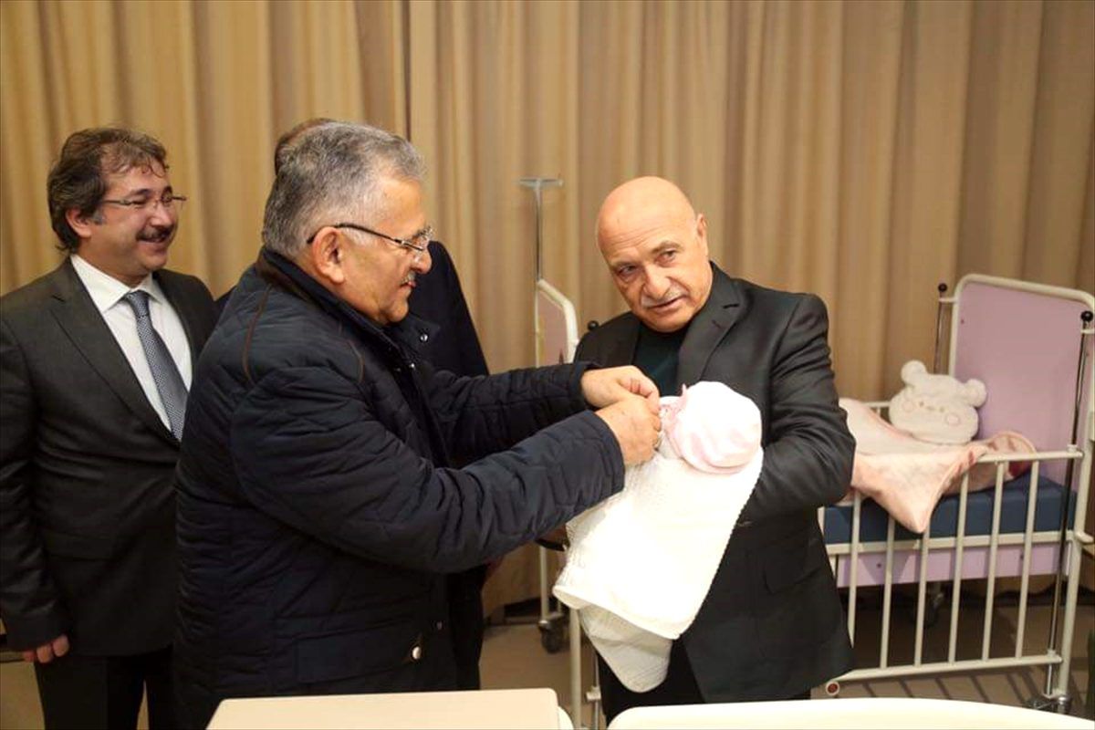 Kırıkkale ve Niğde\'de yeni yılın ilk bebekleri dünyaya geldi