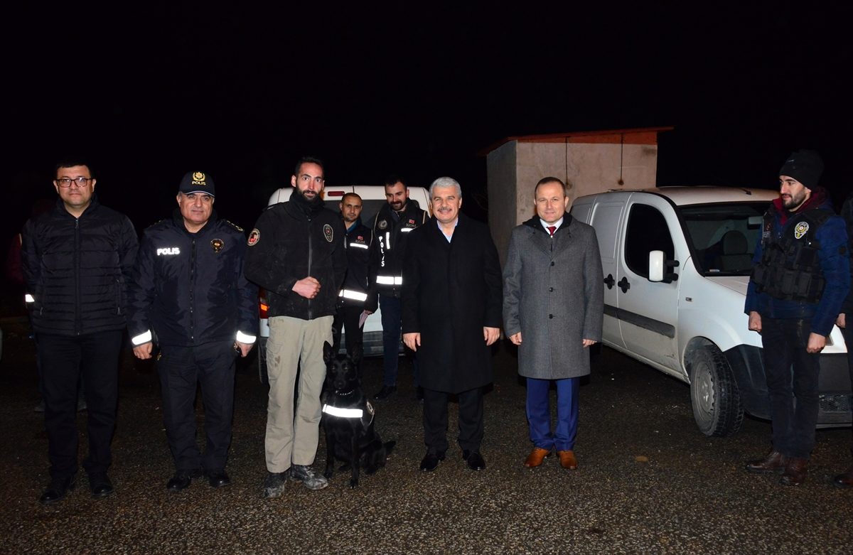 Kırşehir Valisi Akın, güvenlik güçleri ve gece çalışanların yeni yılını kutladı
