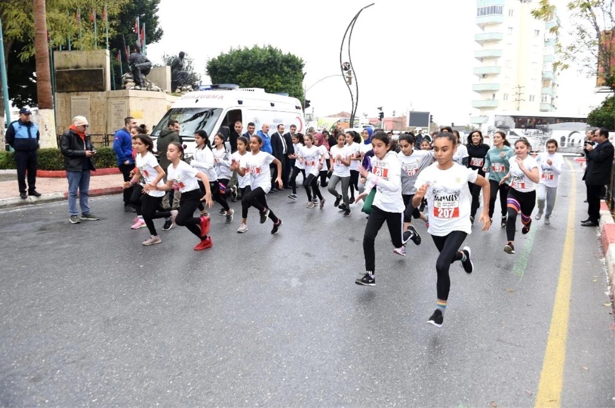 Kurtuluş Koşusunda yüzlerce öğrenci madalya için mücadele etti