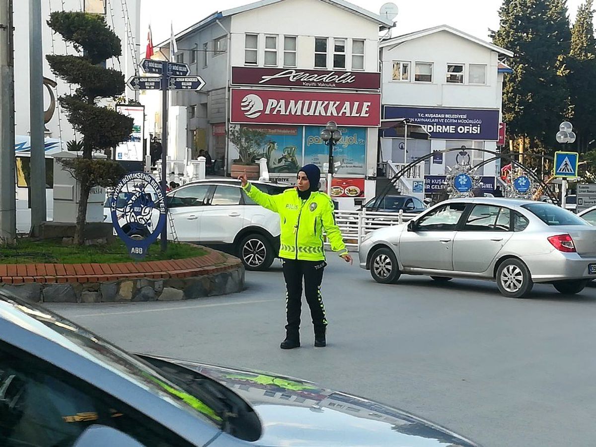 Kuşadası\'nda trafik bayan polislere emanet