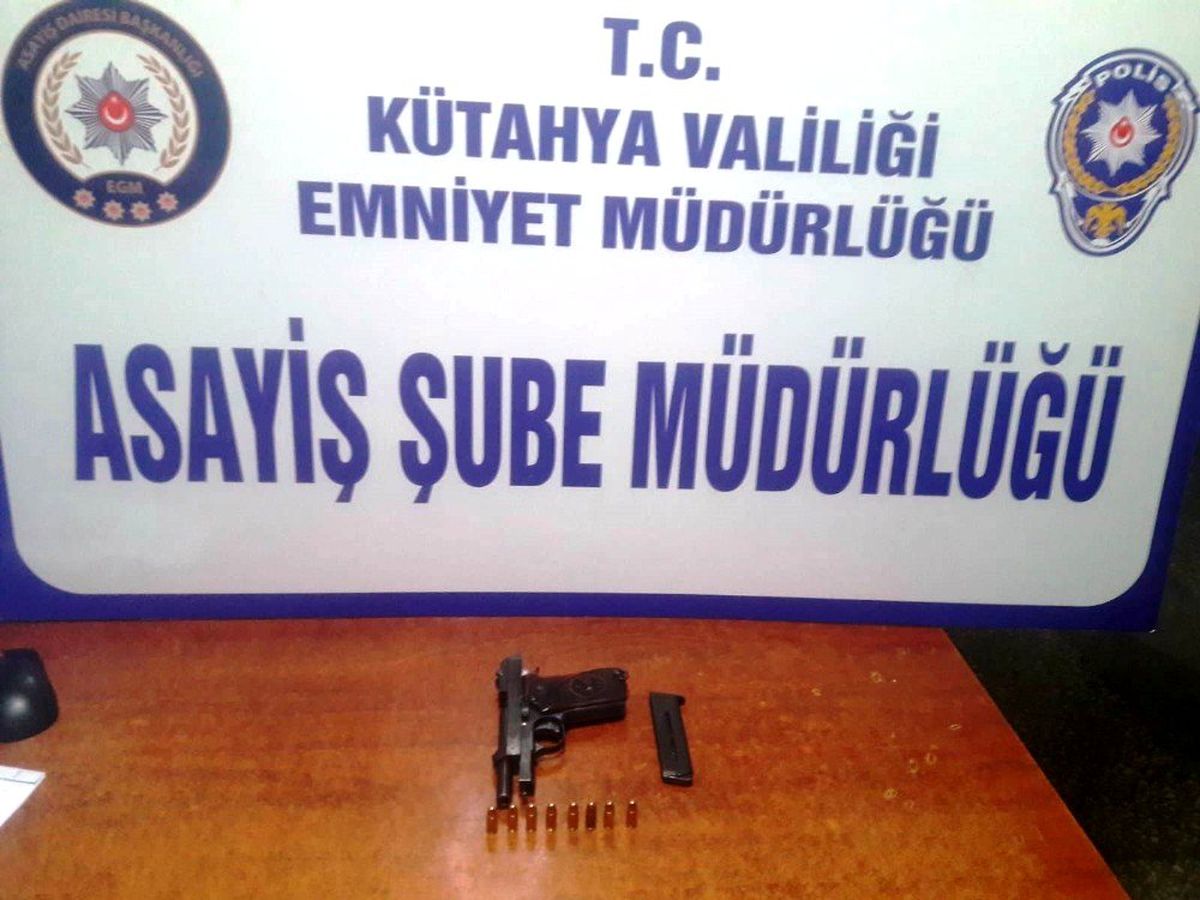 Kütahya\'da şüpheli şahsın üzerinde tabanca ele geçirildi.