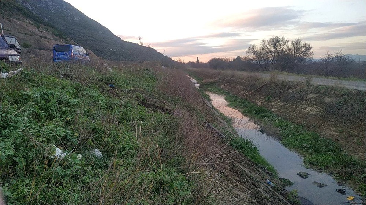 Lastiği patlayan otomobil yoldan çıktı: 2 yaralı