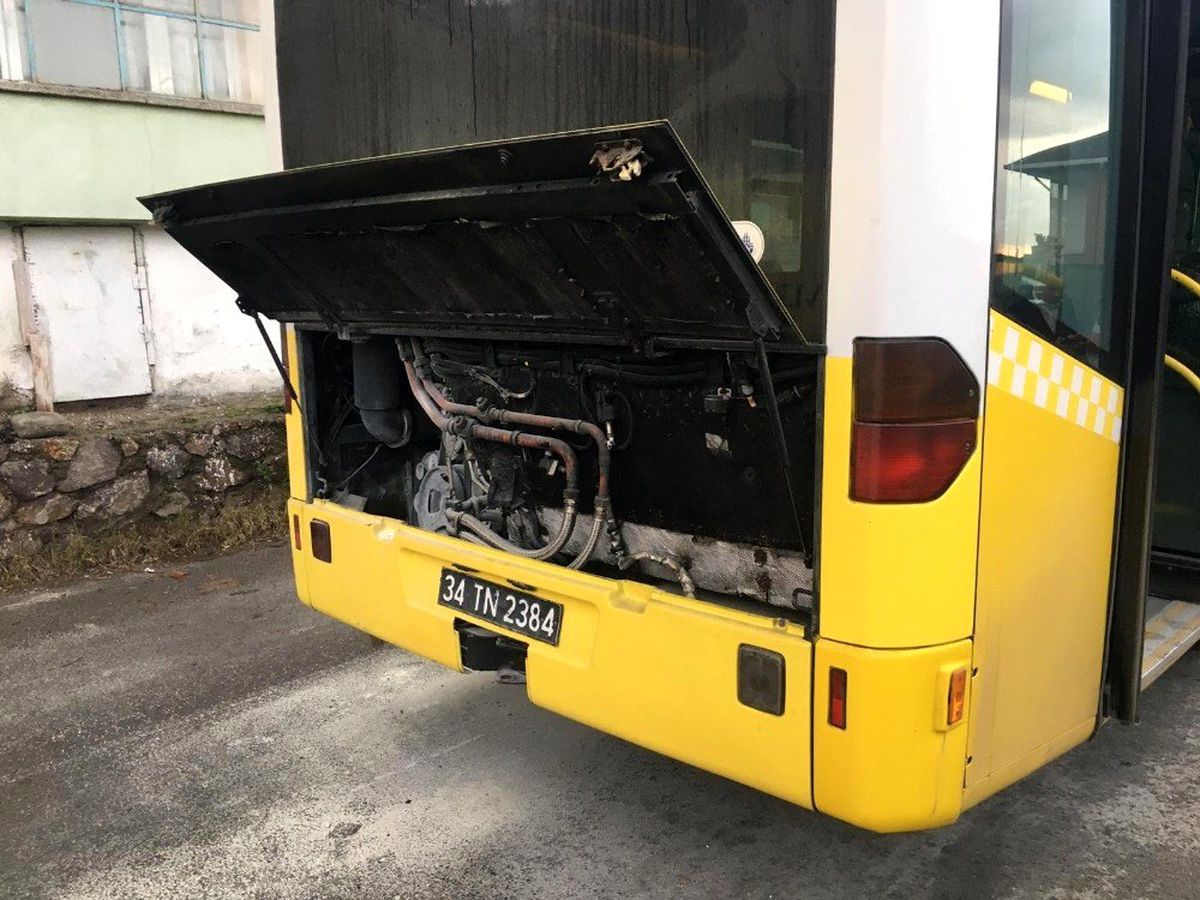 Maltepe\'de belediye otobüsünün motorunda yangın