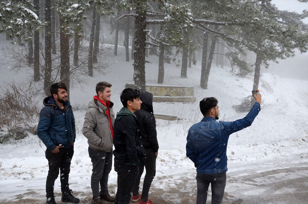 Manisa\'da yeni yılın ilk gününde kar yağışı etkili oldu