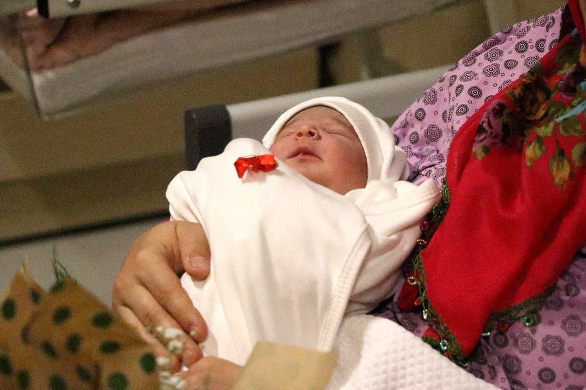 Mersin\'de yeni yılın ilk bebeği Cennet Nur oldu