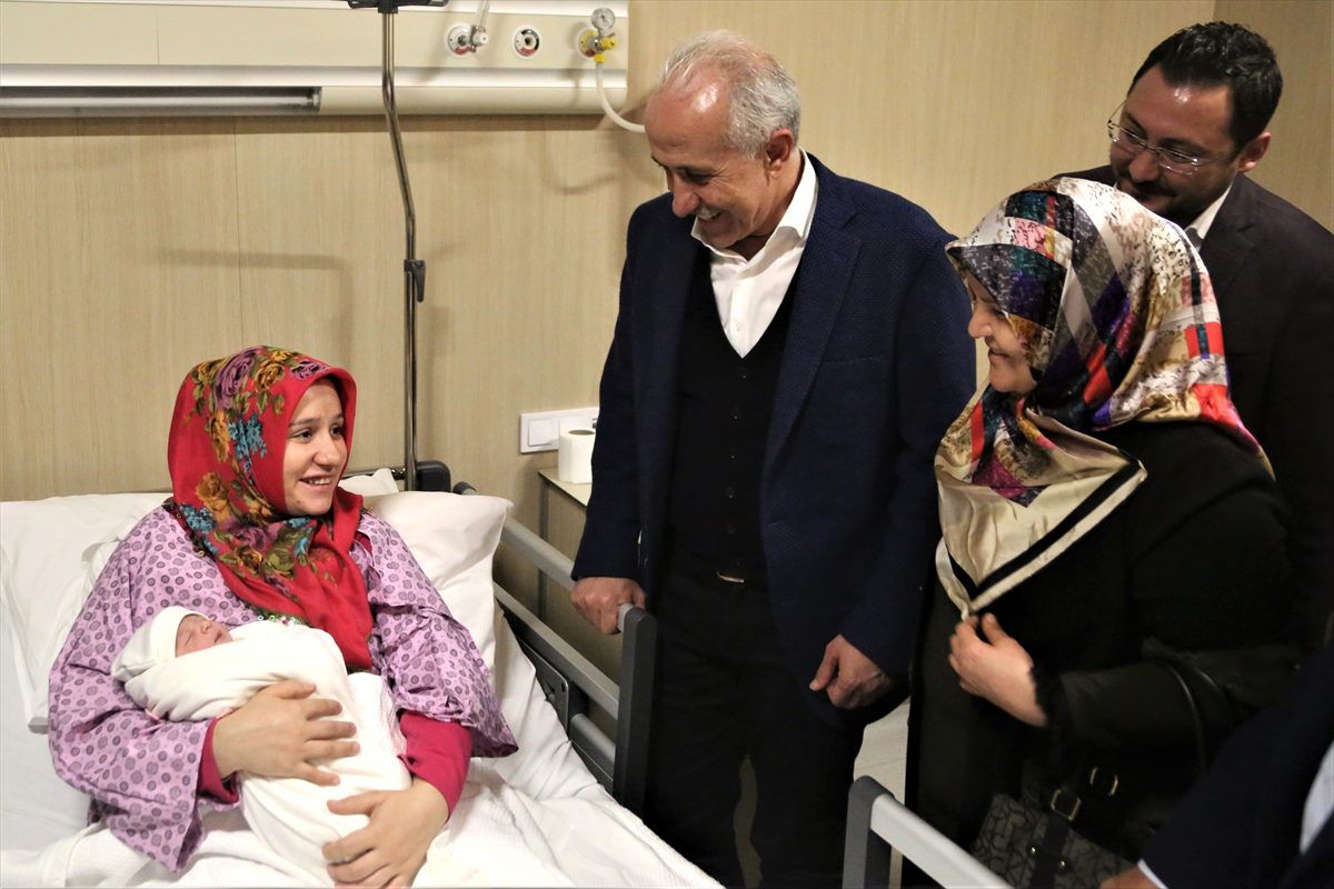 Mersin\'de yeni yılın ilk bebeği doğdu
