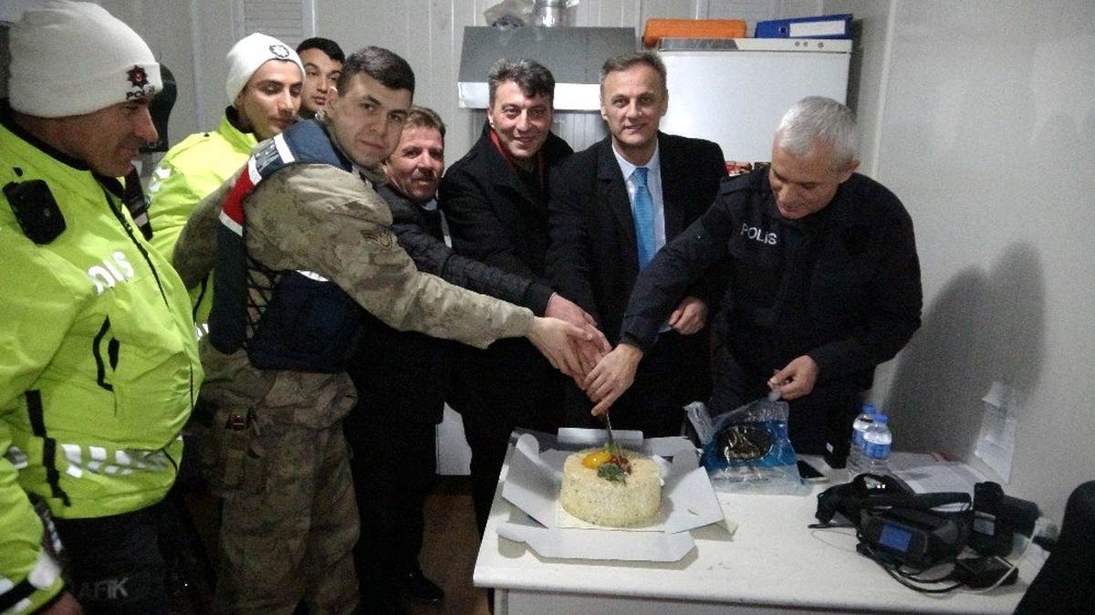 Nöbet tutan güvenlik güçlerine yılbaşı sürprizi