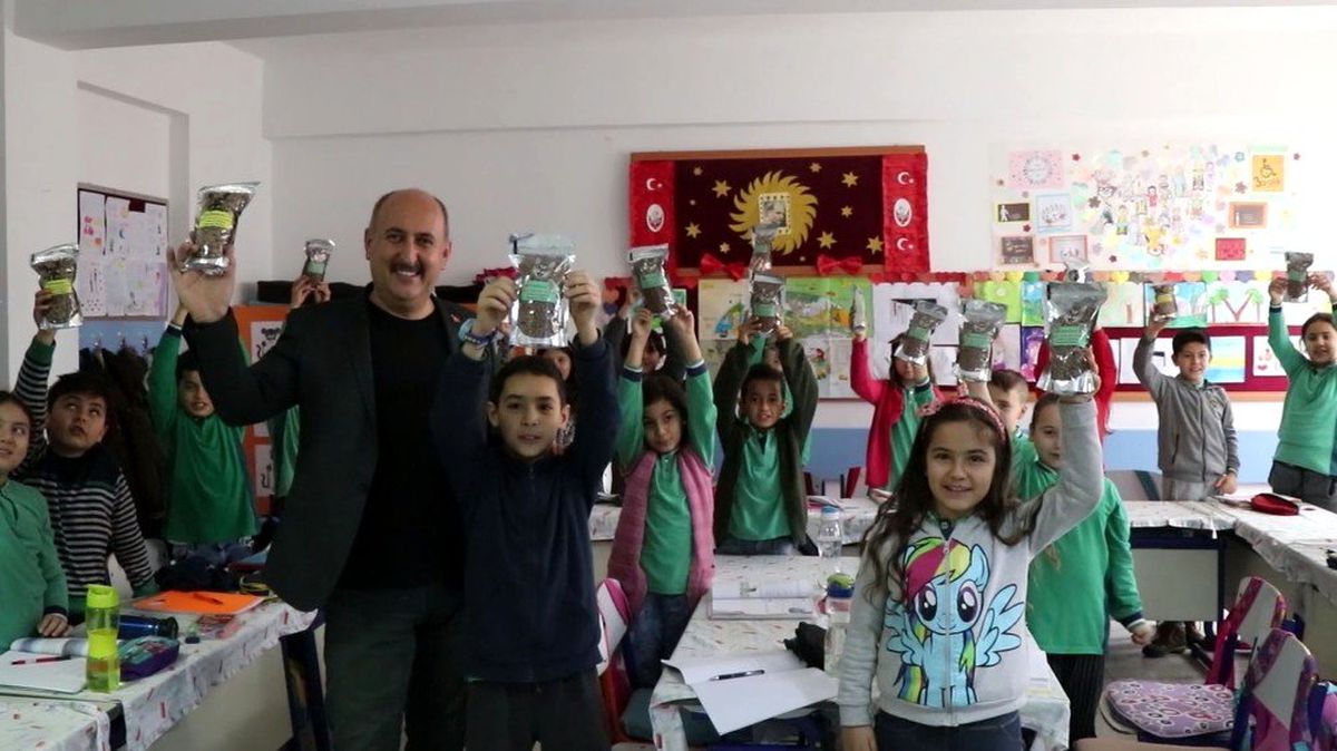 Öğrenciler, yeni yıl hediyelerini sokak hayvanlarına verecek