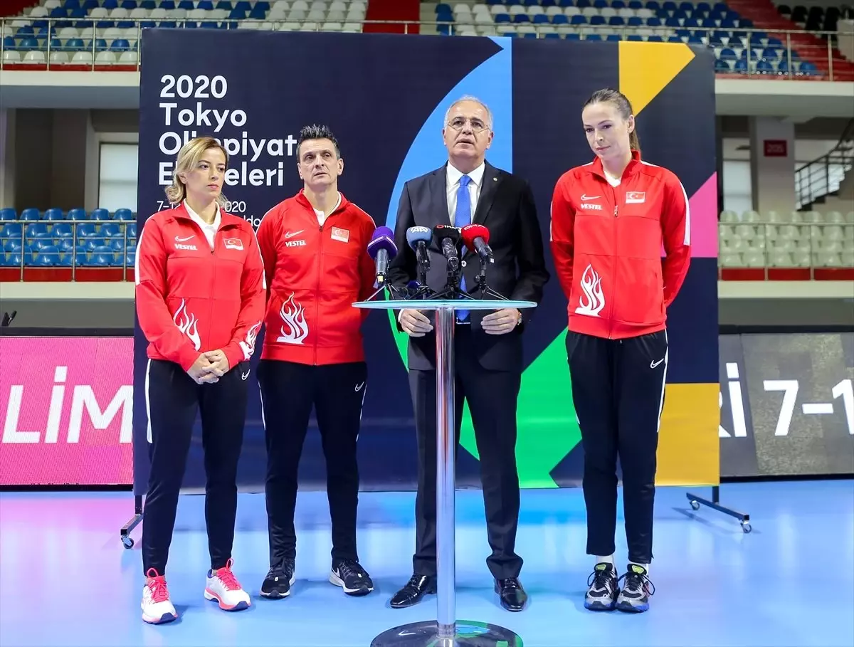 Olimpiyat elemelerine katılacak kadın milli voleybolcular medya ile buluştu