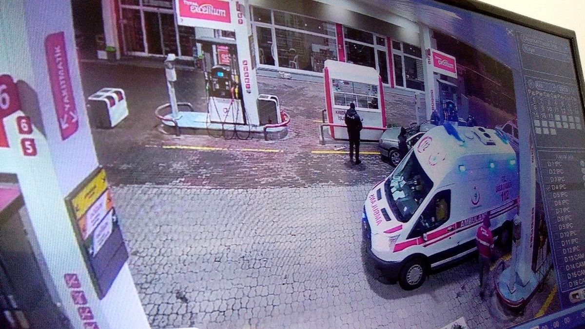 Otomobilin benzinliğe daldığı anlar kamerada