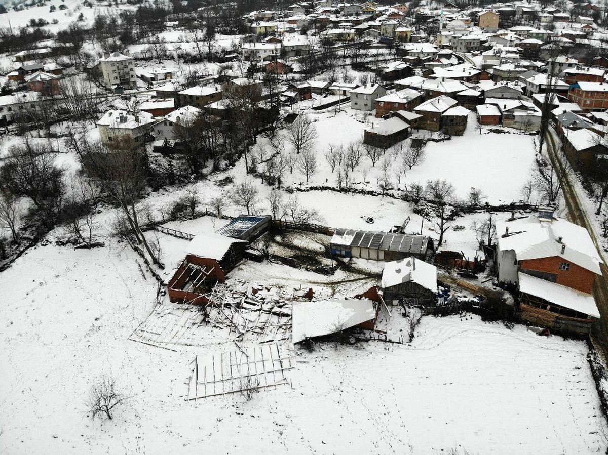 (Özel) Ahırın çatısı kara dayanamadı, 50\'ye yakın koyun telef oldu
