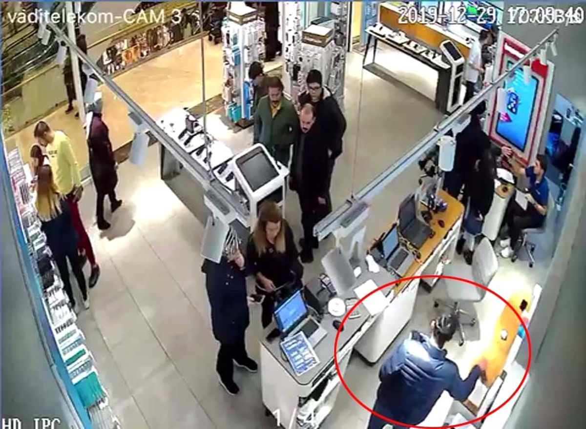 (Özel) AVM\'deki telefon hırsızlığı kamerada