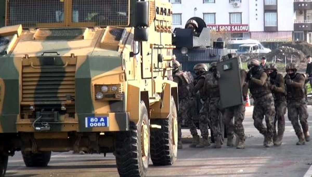 Özel Harekat polislerinden rehine kurtarma tatbikatı