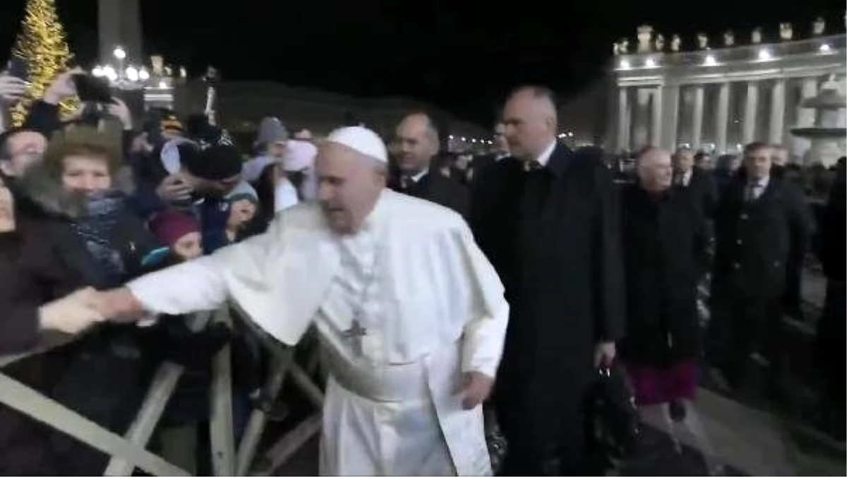 Papa Francis, elini bırakmayan kadına tepki gösterdi