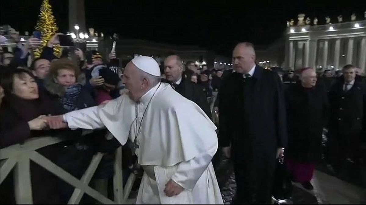 Papa Francis elini sertçe çeken kadına tepki gösterdi