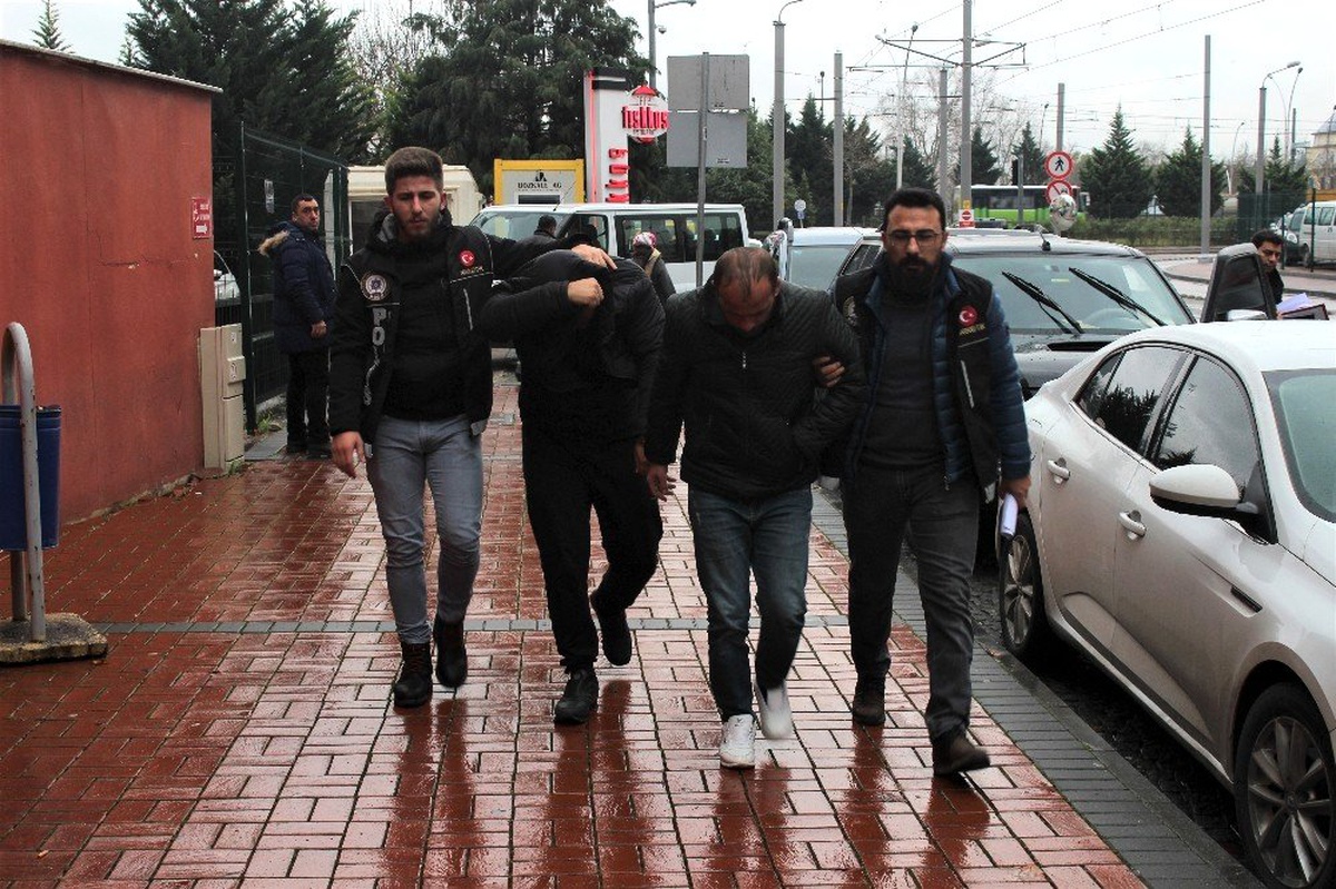 Piyasaya uyuşturucu madde sürmeye çalışırken yakalanan torbacılar adliyede