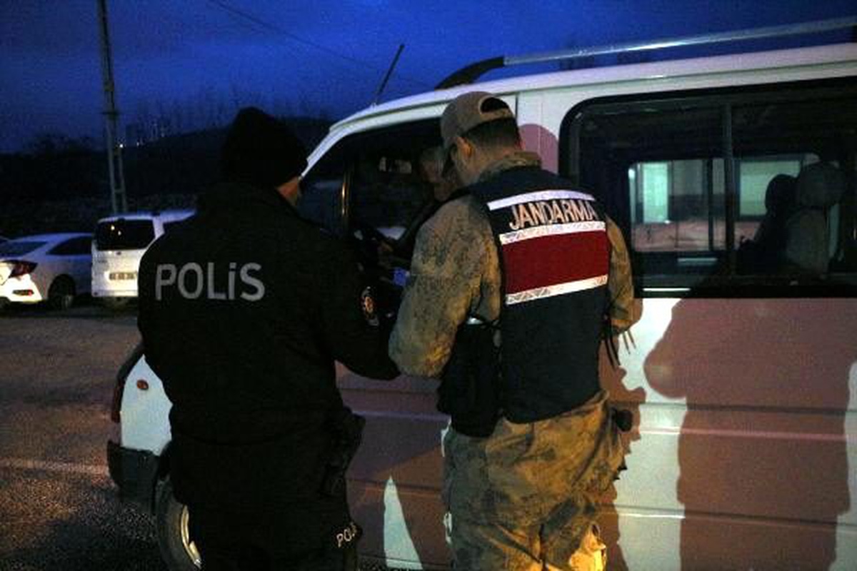 Sağlık, itfaiye, polis ve jandarma ekipleri yeni yıla mesai yaparak girdi
