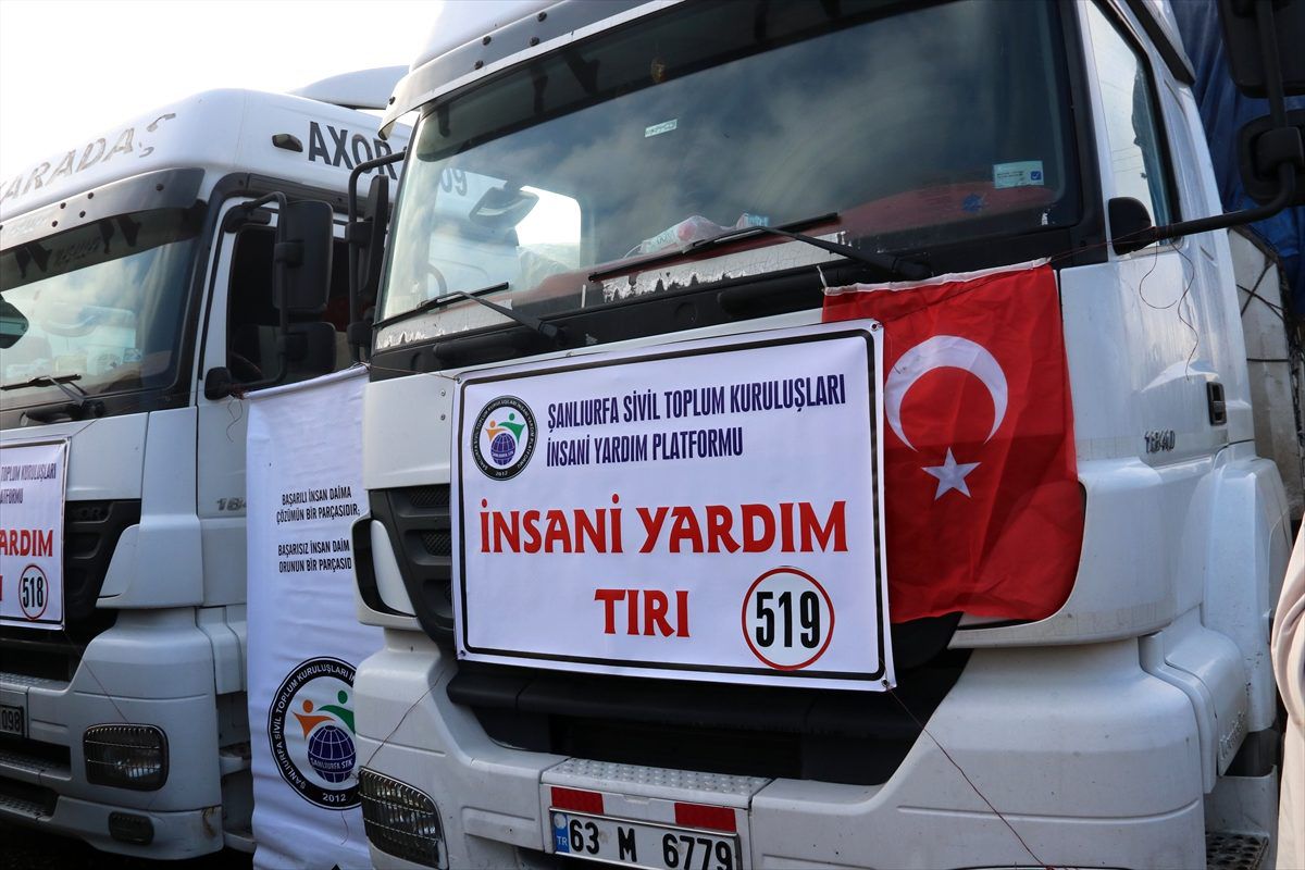 Şanlıurfa\'dan Suriyelilere 3 tır yardım malzemesi gönderildi