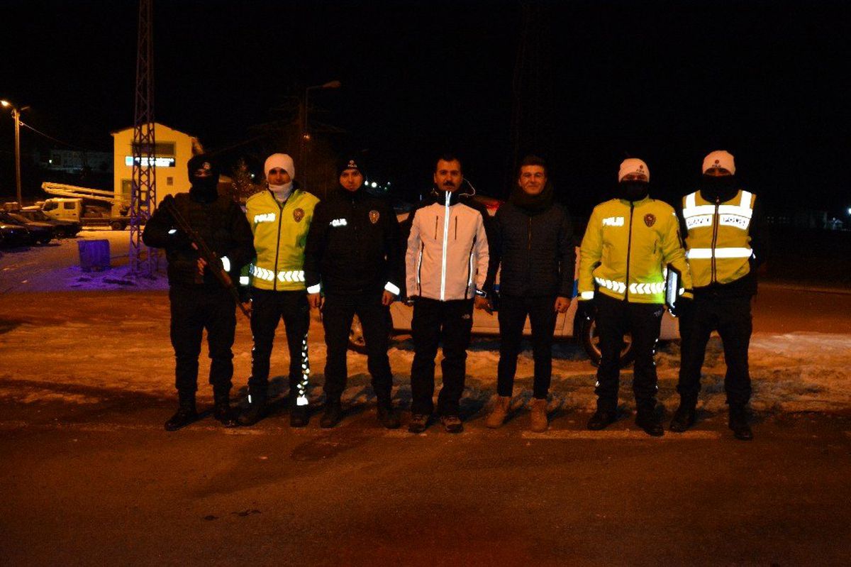 Sarıkamış Kaymakamı Koşal, yılbaşı gecesi eksi 15 derecede görev başında olan kolluk kuvvetlerine...