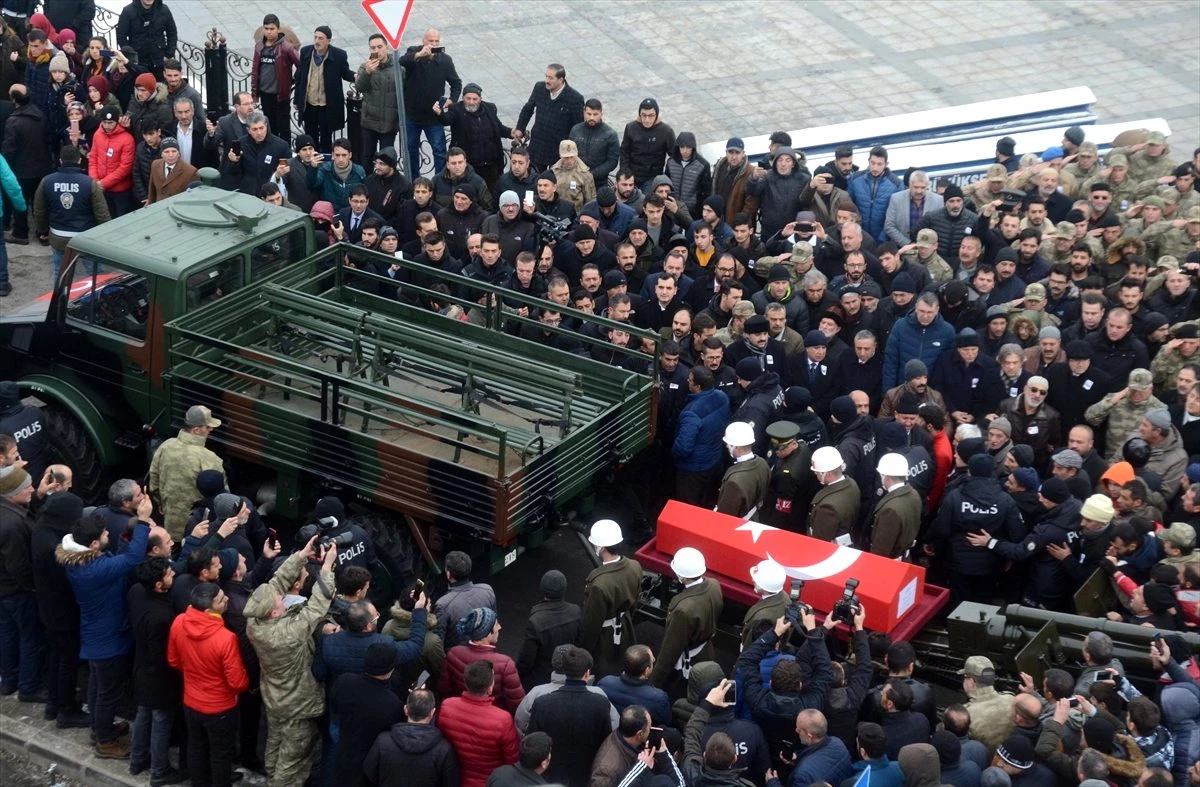 Şehit Rahmi Kaya\'nın cenazesi Erzurum\'da toprağa verildi