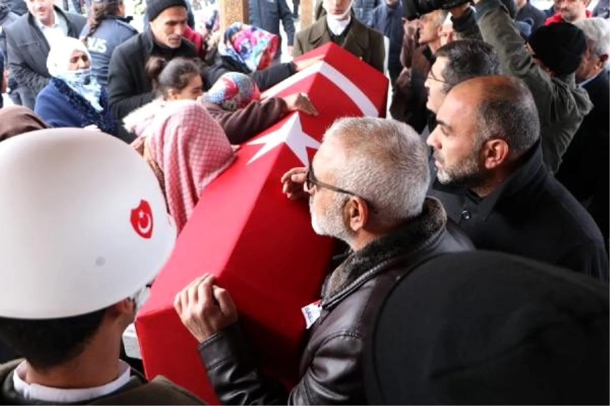 Şehit Uzman Çavuş, Erzurum\'da gözyaşlarıyla toprağa verildi