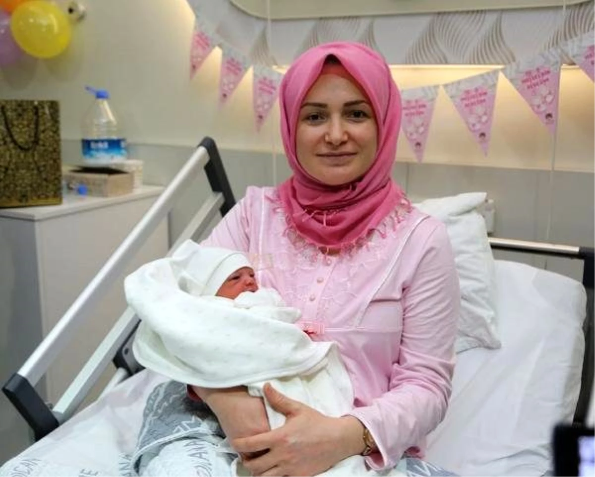 Sivas\'ta yeni yılın ilk bebeği Zehra Melek oldu