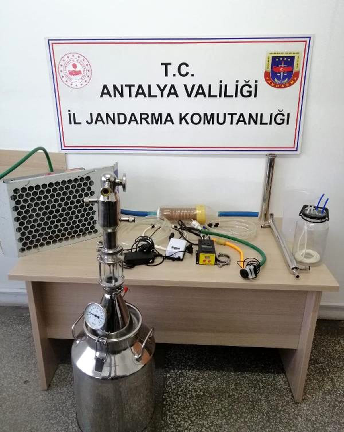 Sosyal medyada sahte içki yapımını anlatan şüpheli yakalandı