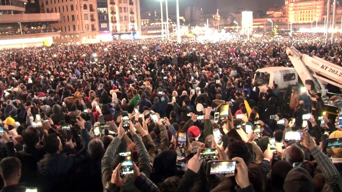 Taksim\'de binlerce vatandaşlar yeni yılı coşkuyla karşıladı