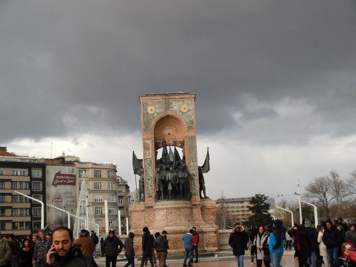 Taksim\'de güneş ve dolu yağışı bir arada