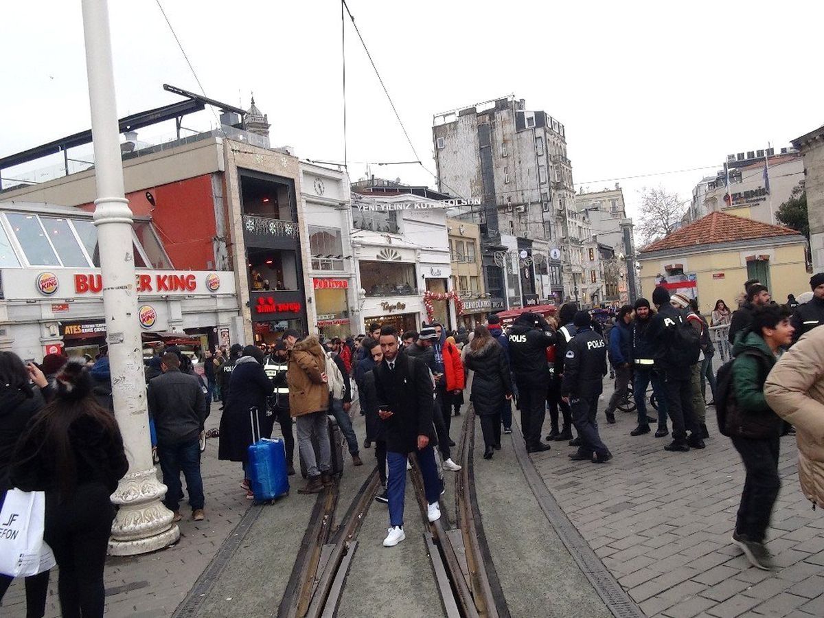 Taksim\'de yılbaşı önlemleri başladı, yollar araç trafiğine kapatıldı