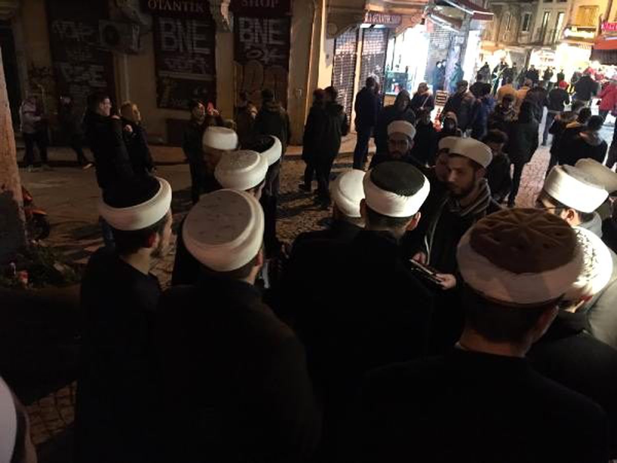 Tebliğci olarak bilinen grup Galata Kulesi çevresinde bildiri dağıttı
