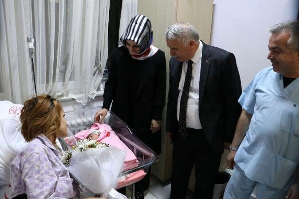 Tekirdağ\'da 2019\'un son bebeklerine Vali Yıldırım\'dan küçük altın