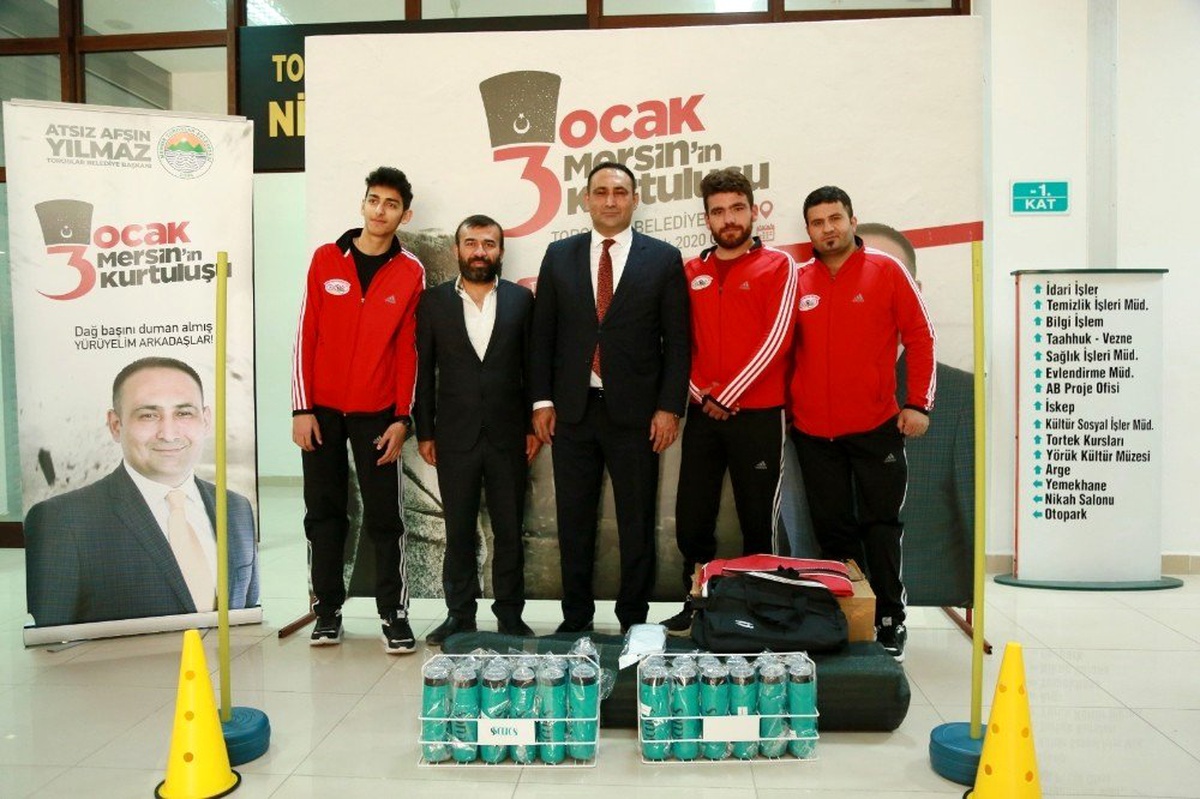 Toroslar Belediyesi\'nden ampute futbol takımına malzeme desteği
