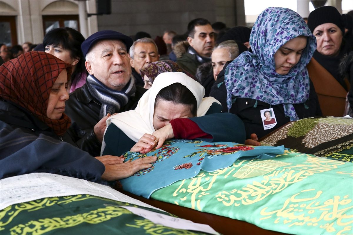 Trafik kazasında kol kola ölen iki kadın son yolculuklarına uğurlandı
