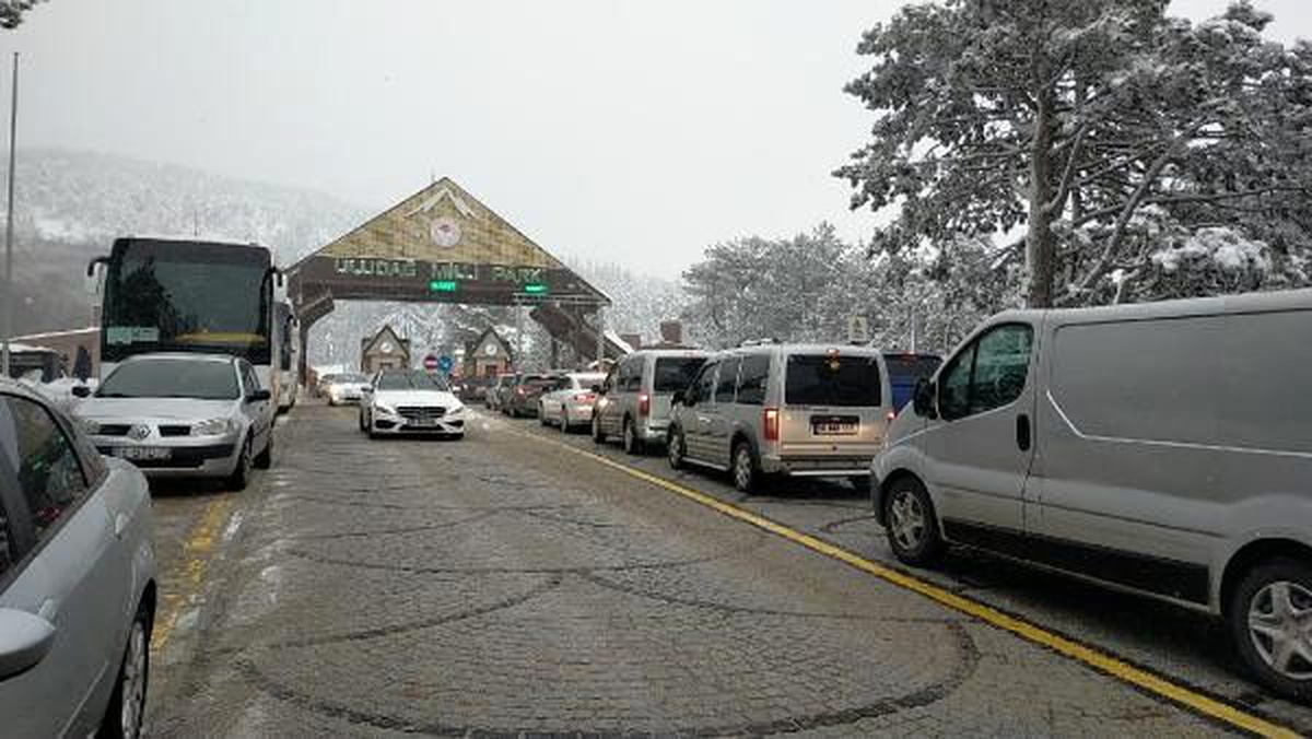 Uludağ\'a tatilci akını; 5 kilometre araç kuyruğu oluştu