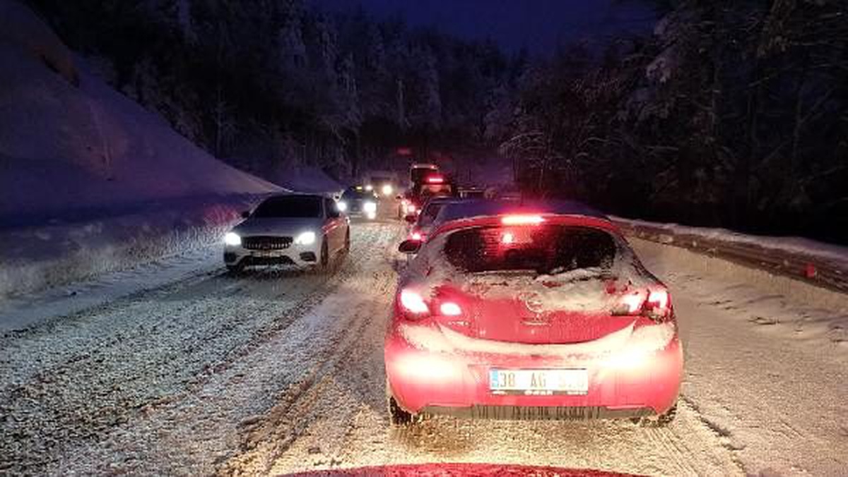 Uludağ\'a tatilci akını; 5 kilometre araç kuyruğu oluştu (2)