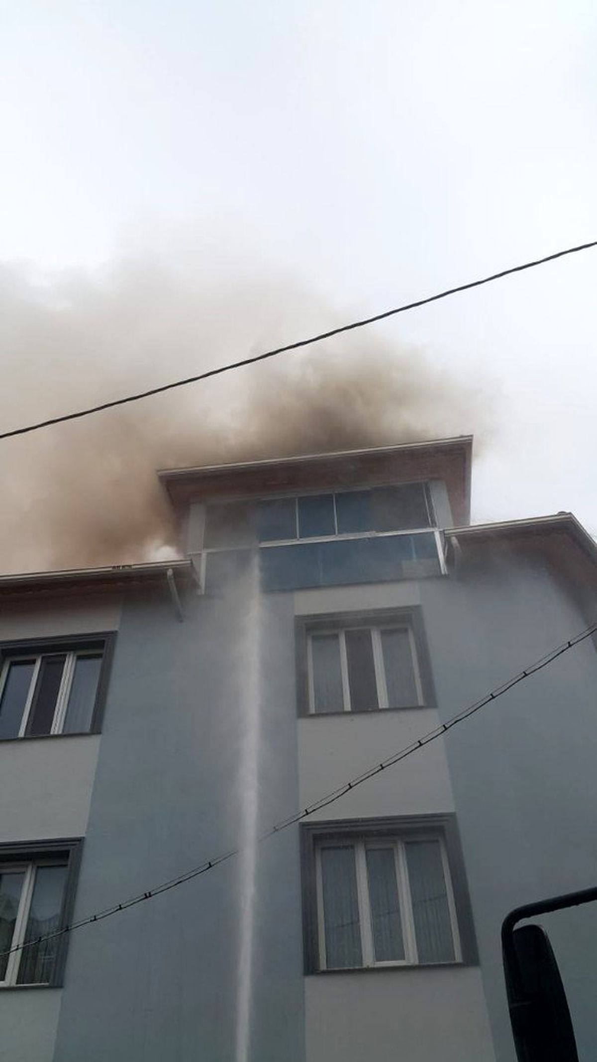 Uşak\'ta 3 katlı binada çatı yangını