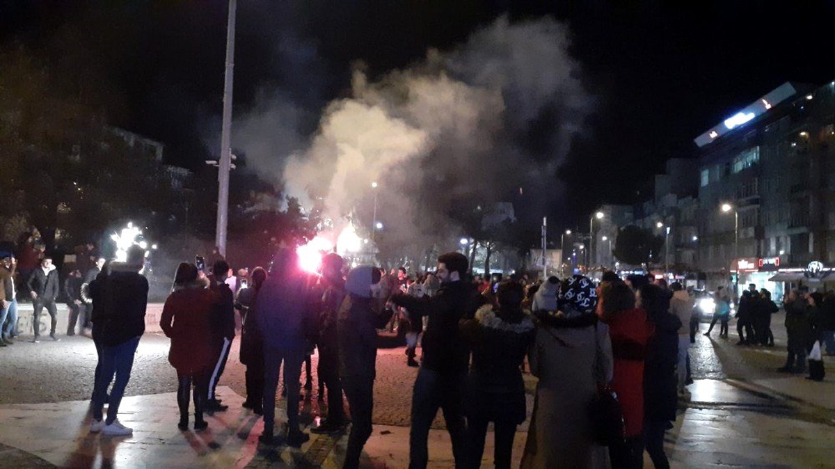 Uşak\'ta havai fişeklerle yılbaşı kutlandı