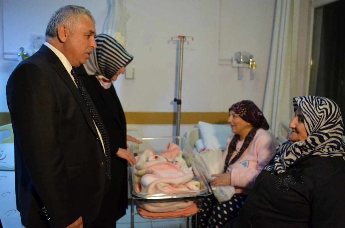 Vali, eşiyle birlikte 2019 yılının son bebeklerine altın taktı