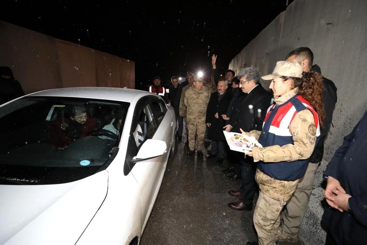 Van Valisi Bilmez, yeni yıla nöbete giren güvenlik güçlerini ziyaret etti