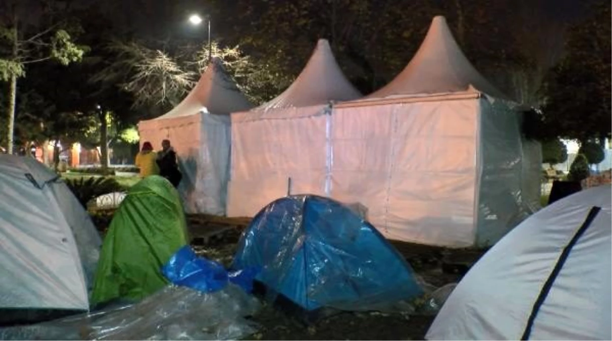 Yeni yıla İBB önündeki çadırlarda girdiler