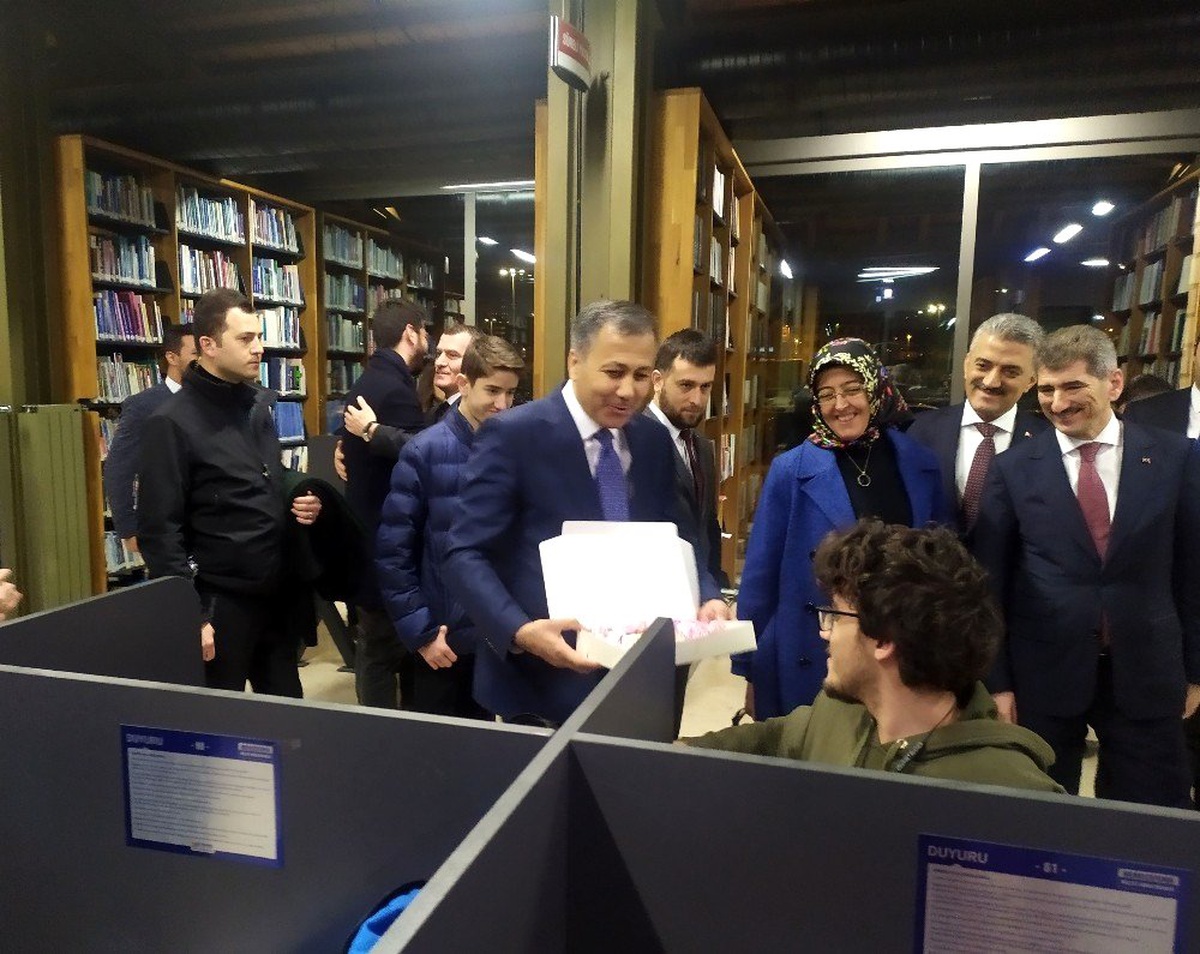 Yeni yıla Millet Kıraathanesi\'nde girenlere Vali Yerlikaya\'dan sürpriz ziyaret