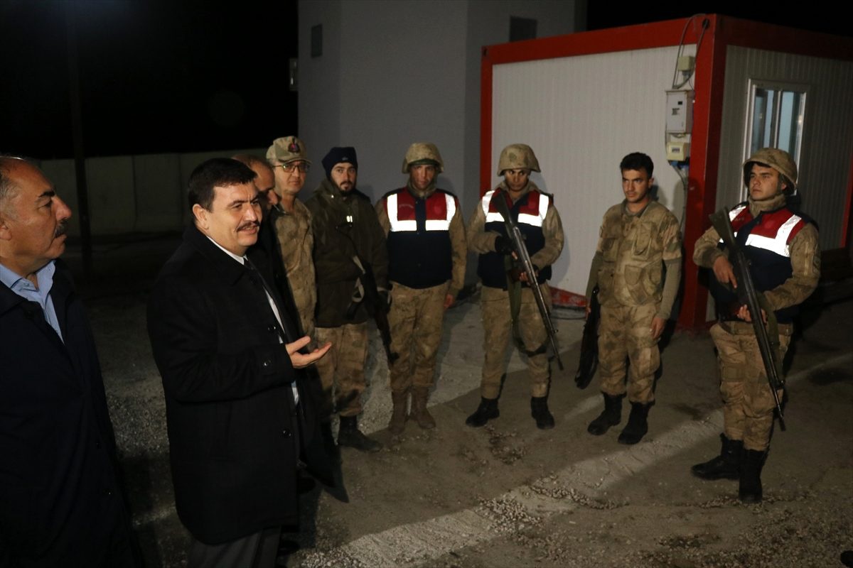 Yeni yıla nöbet tutan jandarma ve polislerle birlikte girdiler