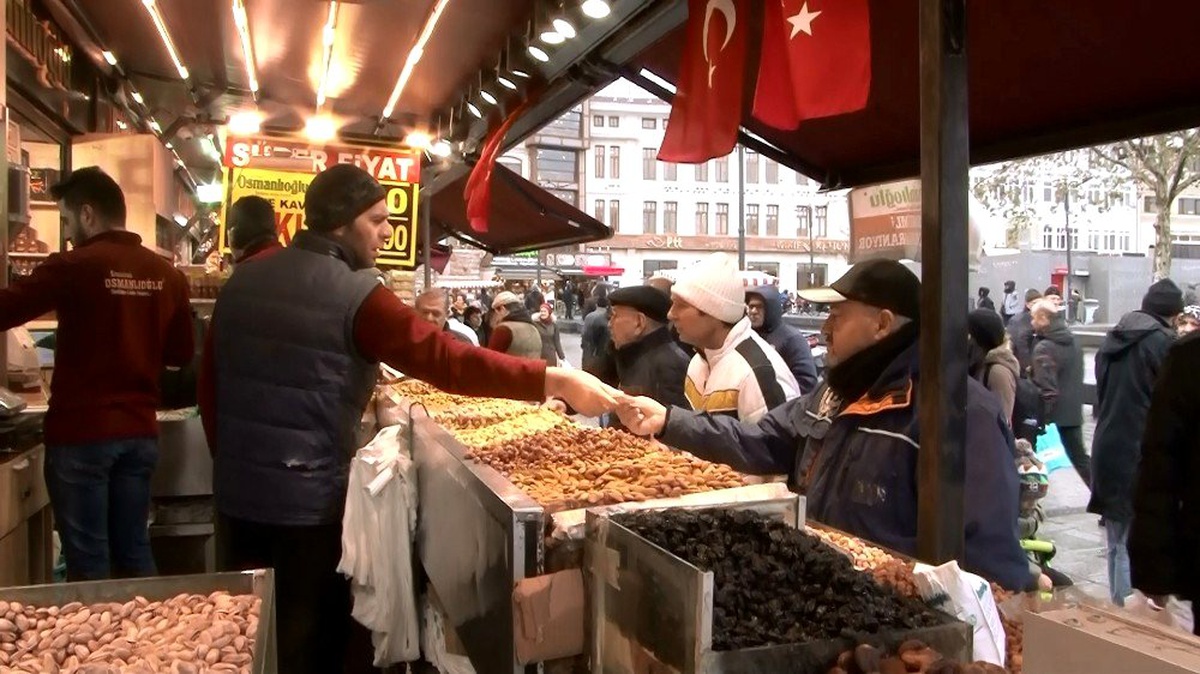 Yeni yıla saatler kala alışveriş hareketliliği sürüyor