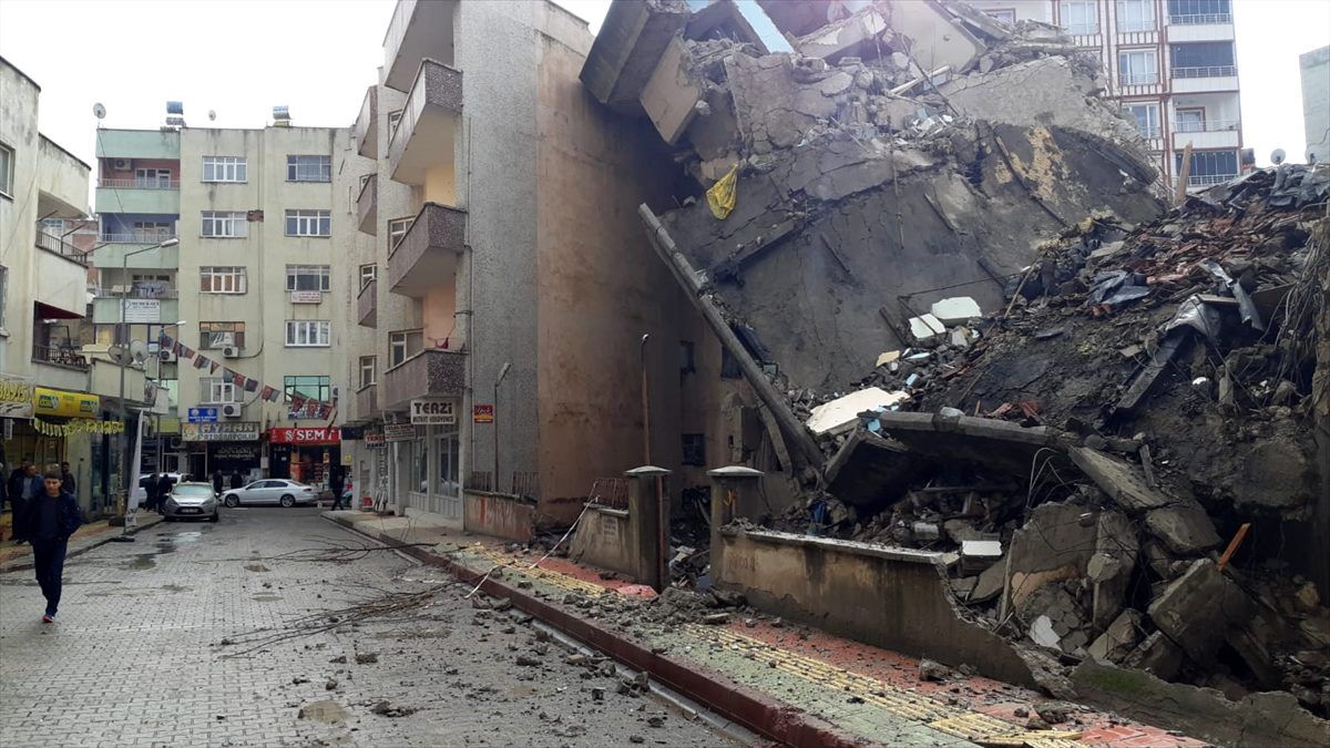 Yıkımı yapılan bina bitişikteki binanın üzerine devrildi